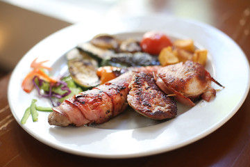 Rolled and stuffed meat with potato and vegetable.