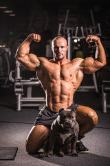 Obraz premium bodybuilder posing with dog