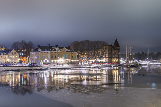 Gustavsbergs Hamn på Värmdö utanför Stockholm med julbelysning fotad en vinternatt