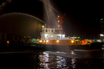 Obraz premium Taiwan Keelung Port, Chinese New Year or holidays, the towing vessel will whistle spray water column to celebrate the festival,