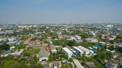 Fototapeta premium Widok na miasto z lotu ptaka z latającego drona w Nonthaburi, Tajlandia. widok z góry na miasto