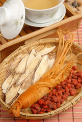 Ginseng、Codonopsitis Radix、Red dry goji berries   in bamboo basketdry 