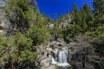 Fototapeta na wymiar The beautiful merced river in Yosemite National Park