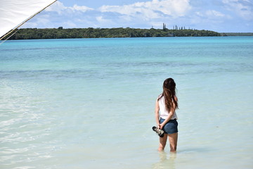 Fototapeta na wymiar 海辺に佇む女性