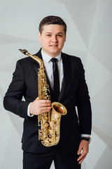Obraz premium A man plays the saxophone close up