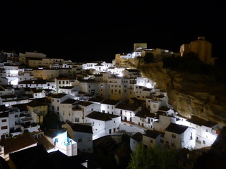 Setenil de las Bodegas , pueblo blanco  de Cádiz, Andalucía (España)  declarado Conjunto...
