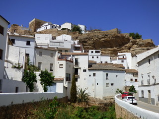 Setenil de las Bodegas , pueblo blanco  de Cádiz, Andalucía (España)  declarado Conjunto...