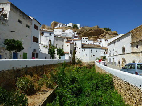 Setenil de las Bodegas , pueblo blanco  de Cádiz, Andalucía (España)  declarado Conjunto Histórico con entramado de casas cueva