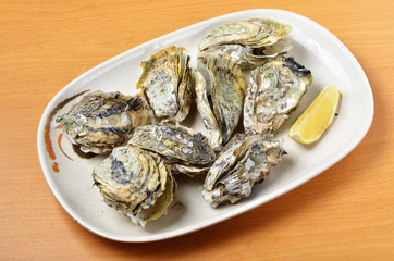 Fototapeta na wymiar Grilled oysters on the plate