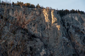 Teilabschnitte der Felswände der hohen Wand