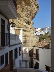 Setenil de las Bodegas , pueblo blanco  de Cádiz, Andalucía (España)  declarado Conjunto Histórico con entramado de casas cueva