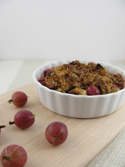 Frisch gebackener Stachelbeercrumble