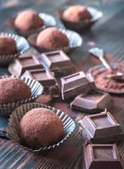 Rum balls with cocoa powder and chocolate slices