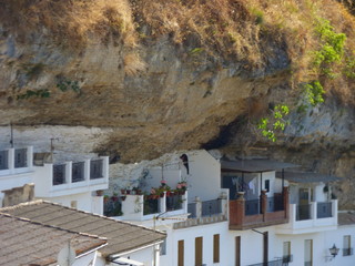 Setenil de las Bodegas , pueblo blanco  de Cádiz, Andalucía (España)  declarado Conjunto...