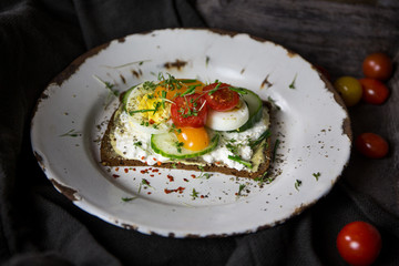 Belegtes Körnerbrot mit Tomate, Ei und Salatgurke