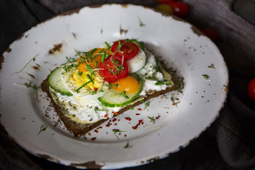 Belegtes Körnerbrot mit Tomate, Ei und Salatgurke
