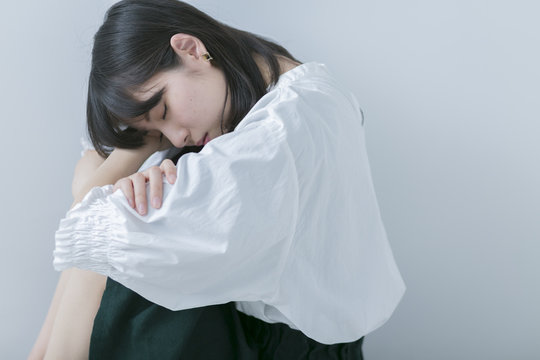 ひざを抱える」の写真素材 | 244件の無料イラスト画像 | Adobe Stock