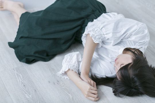 「寝転がる」の写真素材 | 19,039件の無料イラスト画像 | Adobe Stock