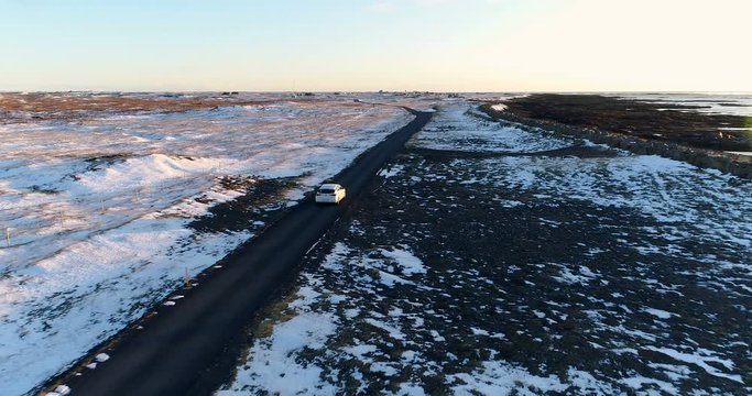 route avec voiture en vue a&eacute;rienne