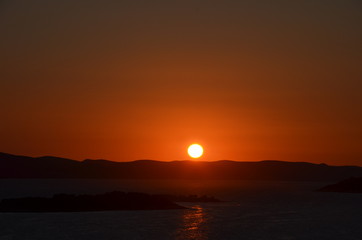 Oranger Sonnenuntergang &uuml;ber dem Meer