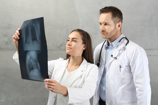 Prześwietlenie płuc.  Lekarze oglądają zdjęcie rentgenowskie pacjenta.