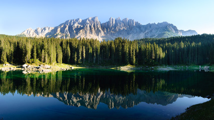 Dolomiten am Karersee 