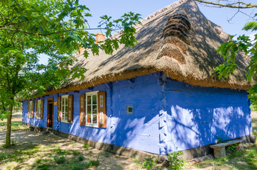 Wiejska chata w skansenie w Maurzycach - obrazy, fototapety, plakaty