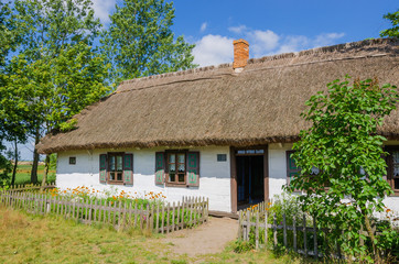 Wiejska chata w skansenie w Maurzycach pod Łowiczem © Dejan Gospodarek