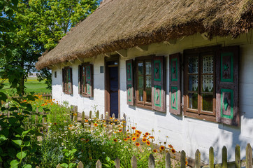 Wiejska chata w skansenie w Maurzycach pod Łowiczem - obrazy, fototapety, plakaty