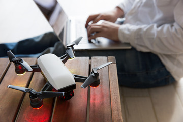 ドローン・pcを操作する男性