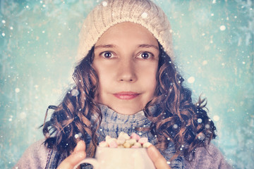 hübsche Frau genießt Kakao mit Marshmallows