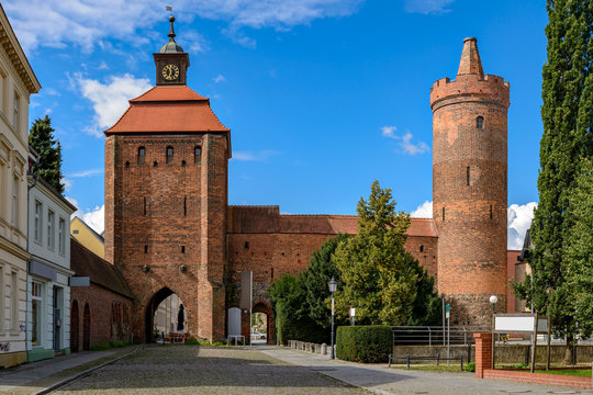 Steintor und Hungerturm in Bernau bei Berlin, Blick von der Hussitenstra&szlig;e (Ostseite)