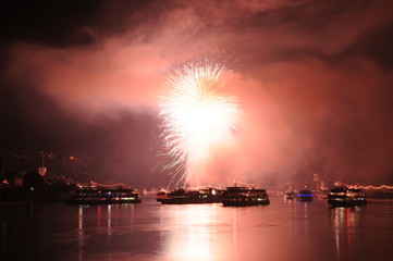 Feuerwerk über dem Rhein