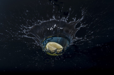 Limon cortado cayendo al agua