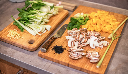 Gemüse schneiden für asiatisches Gericht