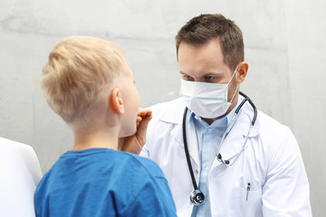 Laryngolog, dziecko u lekarza. Chłopiec w gabinecie lekarza pediatry, badanie lekarskie - obrazy, fototapety, plakaty