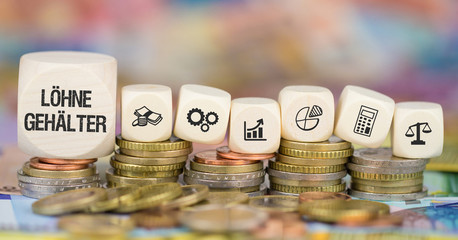 Löhne/Gehälter - Münzenstapel mit Symbole