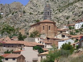 Fototapeta na wymiar Castellote, pueblo de Teruel situado en la comarca turolense del Maestrazgo, en España. Foto aerea con Drone en Castillo