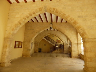 Castellote, pueblo de Teruel situado en la comarca turolense del Maestrazgo, en España. - obrazy, fototapety, plakaty