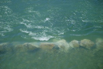 Obraz premium Big river flowing over big rocks.