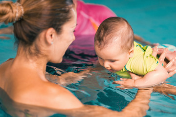 Obraz na płótnie Canvas Baby swimming class