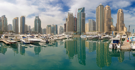 Fototapeta na wymiar DUBAI, UAE - MARCH 22, 2017: The hotels of Marina and the yachts.