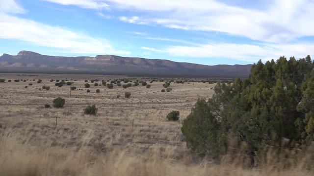 left tracking shot, american desert, plain, bushes, mountain in the distance- Travelling lat&eacute;ral ouest am&eacute;ricain, plaine, buissons montagne au loin