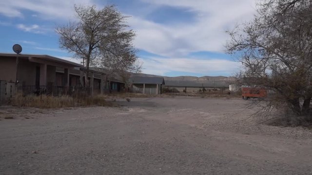 Left tracking shot, american desert, an abandoned car and motel - Travelling lat&eacute;ral, ouest am&eacute;ricain, voiture et motel abandonn&eacute;