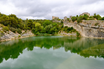 Fototapeta na wymiar Vue sur les ruines d'ancien château du village de Saint-Saturnin les Apt. Luberon, Provence, France.