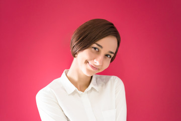 Fototapeta premium 笑顔の若い女性のポートレート（カラフルな色の背景）