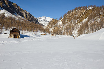 Fototapeta na wymiar Mountain winter landscape