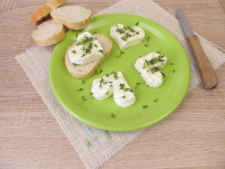 Herzen aus Frischkäse mit Kresse Sprossen