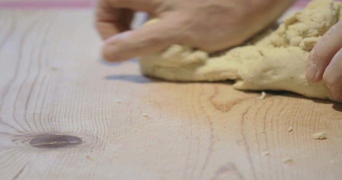 Preparazione pasta ravioli ripieni di ricotta e spinaci fatti in casa