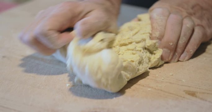 Preparazione pasta ravioli ripieni di ricotta e spinaci fatti in casa